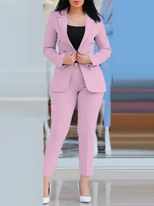 Elegante conjunto de traje rosa para mujer con americana y pantalón