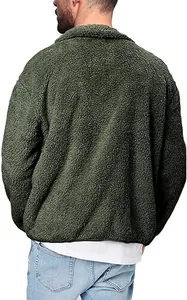 Vista posteriore di una giacca in pile con cappuccio verde oliva da uomo in sherpa.