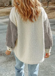 Vista posteriore di una calda giacca teddy bicolore bianco e grigio autunnale