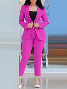 Vista detallada del conjunto de traje profesional fucsia para mujer con chaqueta y pantalones