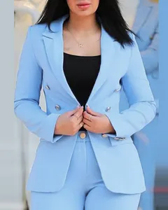 Primer plano de una chaqueta de mujer azul claro con elegantes botones dorados chic