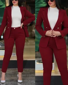 Vista detallada de un elegante traje de chaqueta y pantalón profesional burdeos para mujer