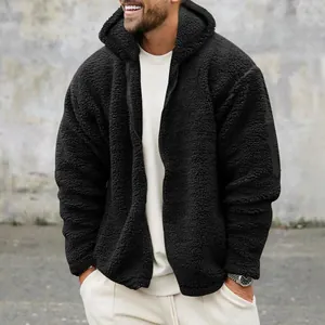 Detailaufnahme der weichen schwarzen Sherpa-Fleece-Struktur dieser Herrenkapuzenjacke
