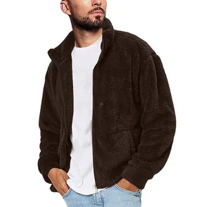 Vista frontale di una giacca in pile teddy marrone scuro da uomo con collo alto e zip