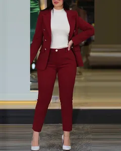 Elegante conjunto de traje de negocios burdeos para mujer con chaqueta y pantalón