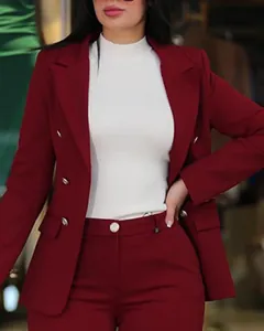 Primer plano de un elegante traje de negocios burdeos de doble botonadura para mujer con oro