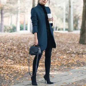 Elegante marineblauwe wollen jas met opstaande kraag voor dames, ideaal voor herfst-winter