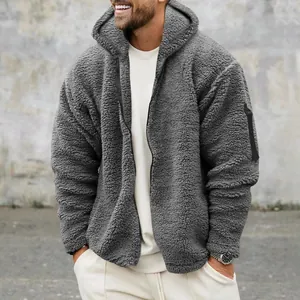 Detailansicht der Textur und Passform der grauen Herren-Fleecejacke mit Kapuze