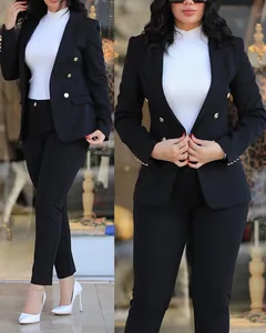 Vista detallada de un traje de chaqueta y pantalón negro para mujer con botones.