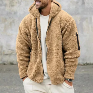 Detailaufnahme der warmen Polarfleece-Herrenjacke mit Kapuze und Ärmeltasche