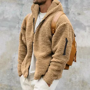Detailansicht der weichen Fleecejacke für Herren mit Kapuze und Reißverschluss