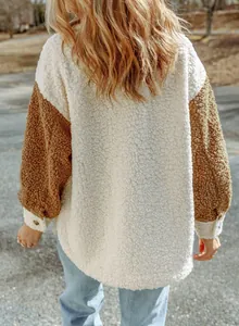 Vista posteriore di una giacca in pile teddy color-block nei toni crema e marrone