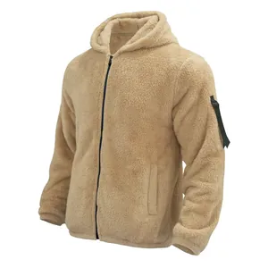 Detailansicht der warmen camelfarbenen Polar-Fleece-Kapuzenjacke mit Reißverschluss