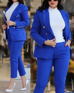 Detalle del traje de chaqueta azul real para mujer con botones dorados elegantes