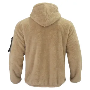 Rückansicht einer hellbraunen Herren-Fleecejacke mit Kapuze und weicher Polar-Fleece-Textur
