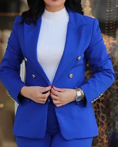 Detalle de una americana cruzada azul real para mujer con botones dorados