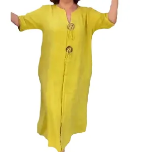 Elegante abito lungo giallo casual e largo per donna con bottoni a nappa semplici