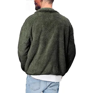 Vista posteriore di una giacca in pile sherpa verde oliva da uomo per la moda inverno