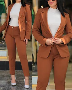 Detalle de un elegante traje marrón para mujer con blazer y pantalón para la oficina.