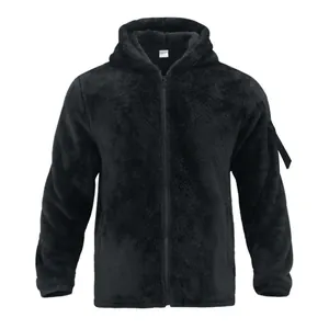Detailansicht einer schwarzen, flauschigen Fleecejacke mit Kapuze und Reißverschluss