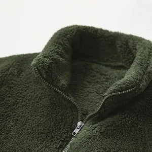 Giacca in pile sherpa verde scuro da uomo con collo alto e dettaglio a mezza cerniera lampo