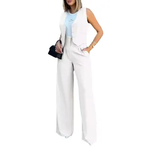 Elegante completo due pezzi bianco sporco con gilet sartoriale e pantaloni larghi