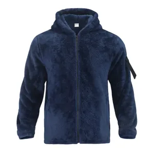 Nahaufnahme der weichen dunkelblauen Plüschtextur der Herren-Fleecejacke mit Kapuze