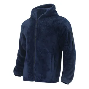 Detailansicht der marineblauen Fleece-Textur an der Herren-Kapuzenjacke mit Reißverschluss