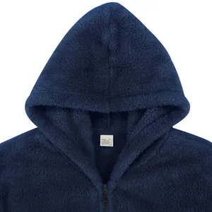 Nahaufnahme eines marineblauen Polarfleece-Kapuzenpullovers mit weicher Textur