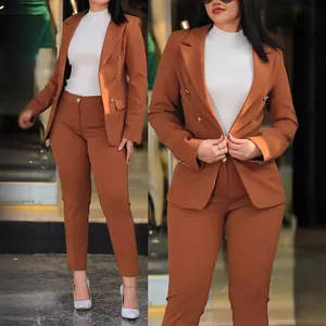 Elegante traje profesional de dos piezas para mujer con chaqueta y pantalón terracota.