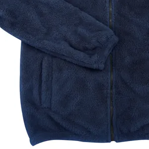 Primer plano de la chaqueta de forro polar azul marino con cremallera y textura