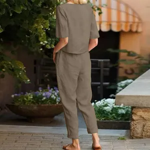 Rückansicht eines braunen Baumwoll-Leinen-Sommersets im sonnigen Garten für Damen