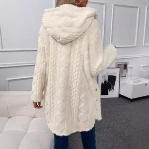 Rückansicht einer cremefarbenen Plüschjacke mit Rautenmuster und großer Kapuze