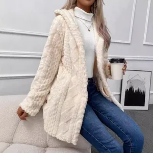 Kuschelige weiße Plüsch-Kapuzenjacke mit Rautenmuster für ein warmes Winter-Outfit