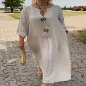 Abito lungo beige casual e largo da donna con bottoni decorativi sulla parte anteriore