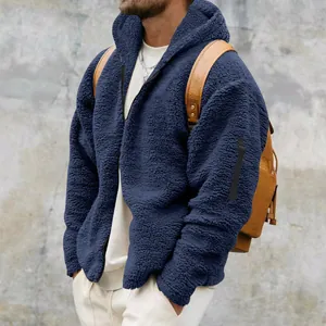 Nahaufnahme der marineblauen Sherpa-Fleece-Textur an einer Herren-Kapuzenjacke mit Reißverschluss.