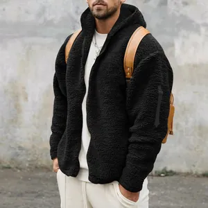 Nahaufnahme der schwarzen Herren-Sherpa-Jacke mit Kapuze und weicher Plüschstruktur