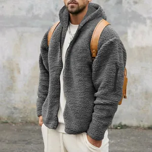 Detailansicht der grauen Herren-Sherpa-Fleecejacke mit Kapuze und dickem Stoff