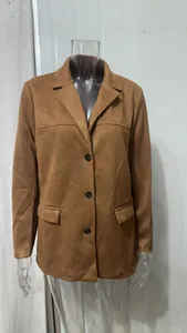 Vooraanzicht van een bruine vintage-stijl damesblazer van imitatie suède op mannequin