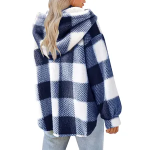 Vista posteriore della giacca con cappuccio in peluche a quadri blu e bianchi da donna
