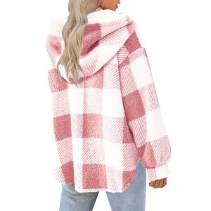 Dettaglio vista posteriore di giacca di peluche con cappuccio a quadri rosa e bianco