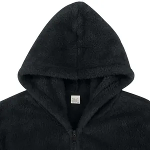 Detailansicht der warmen Herren Sherpa-Fleece-Kapuzenjacke mit weicher flauschiger Textur