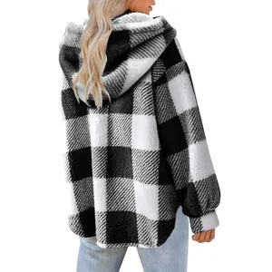 Vista posteriore della giacca in pile a scacchi bianchi e neri con cappuccio da donna, look invernale
