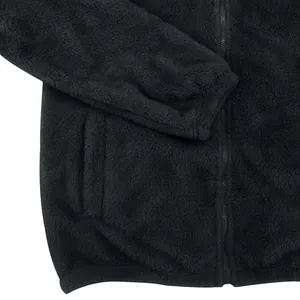 Nahaufnahme der schwarzen Fleece-Textur und Reißverschluss-Detail an Herrenjacke.