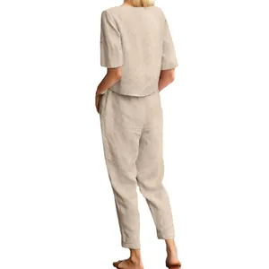 Rückansicht eines beige Damen-Zweiteilers aus Baumwolle und Leinen mit kurzen Ärmeln