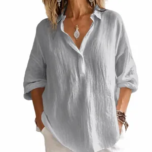 Primer plano de una camisa informal de lino gris claro con cuello en V y corte holgado