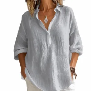 Gros plan d'une chemise décontractée en lin gris clair à col en V et coupe ample