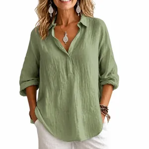 Detalle de una camisa holgada de lino verde con cuello en V y manga larga para mujer