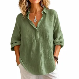 Détail d'une chemise ample en lin vert à col en V et manches longues pour femme