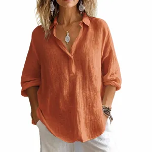Detalle de una camisa casual de lino naranja quemado con cuello en V y manga larga.